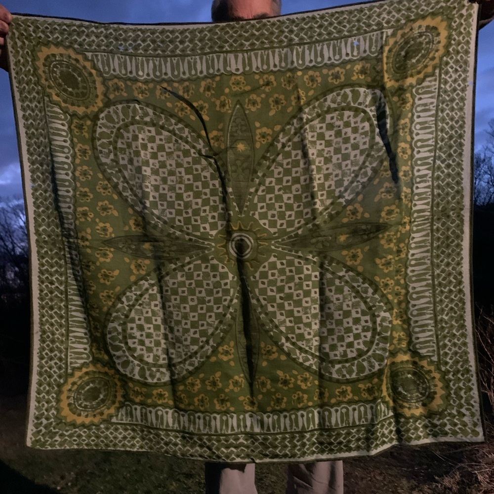 Dark Green Flower Silk Scarf no tags, ibeautiful pattern, no wear
